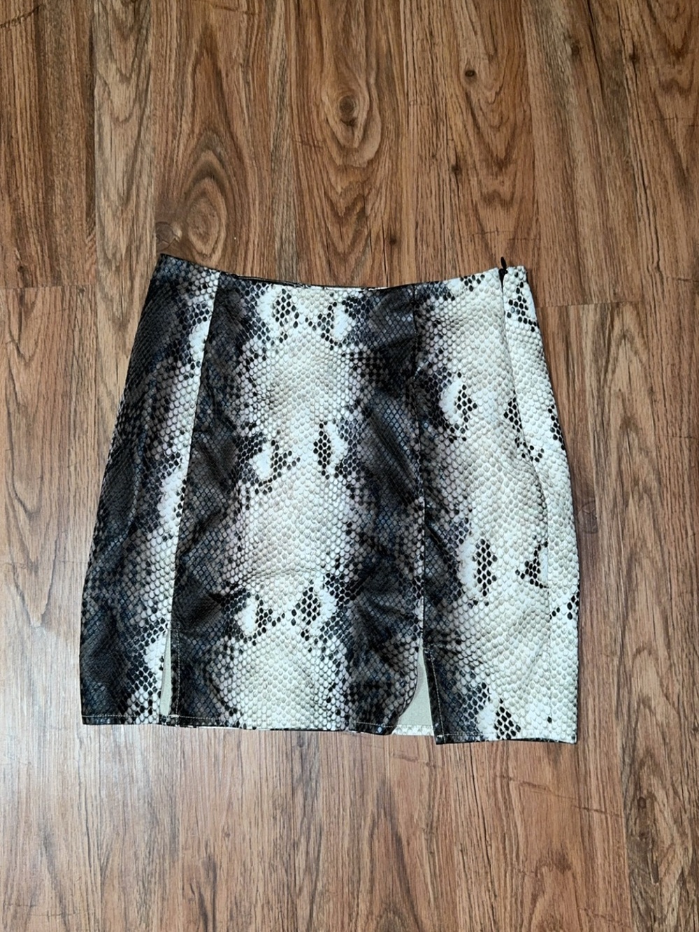 Vestique Faux Snakeskin Mini Skirt – Size Small